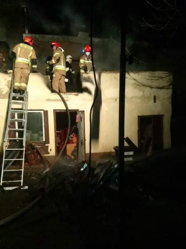 Potężny pożar w Klimontowie, na miejscu 11 zastępów straży pożarnej