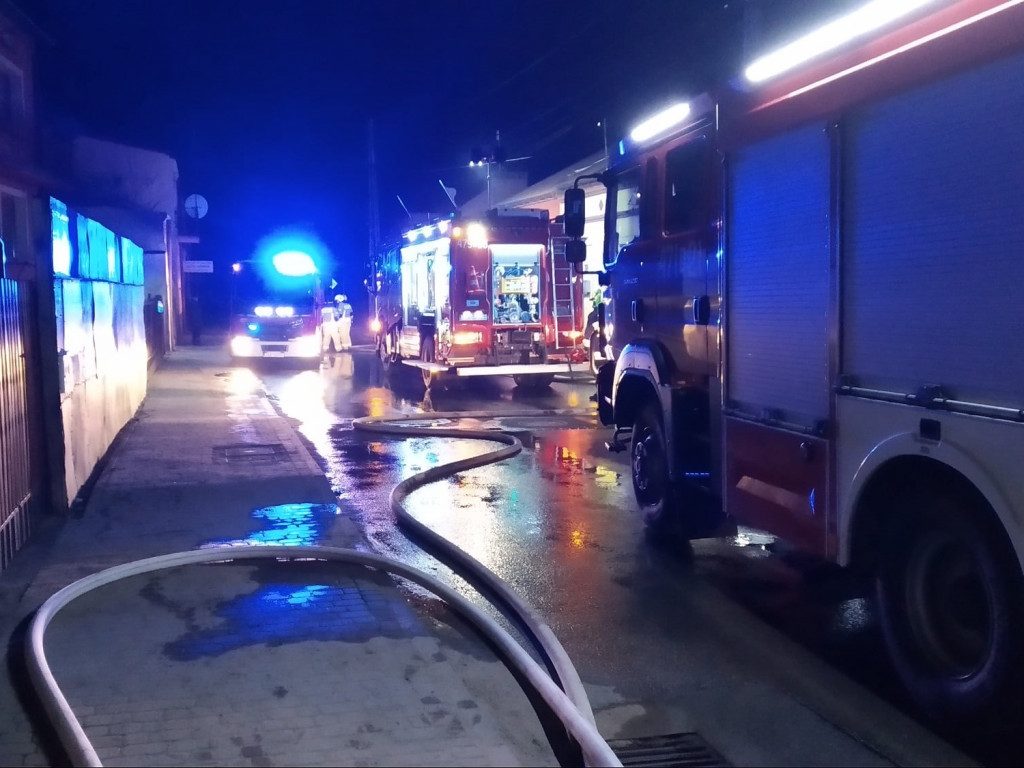 Potężny pożar w Klimontowie, na miejscu 11 zastępów straży pożarnej
