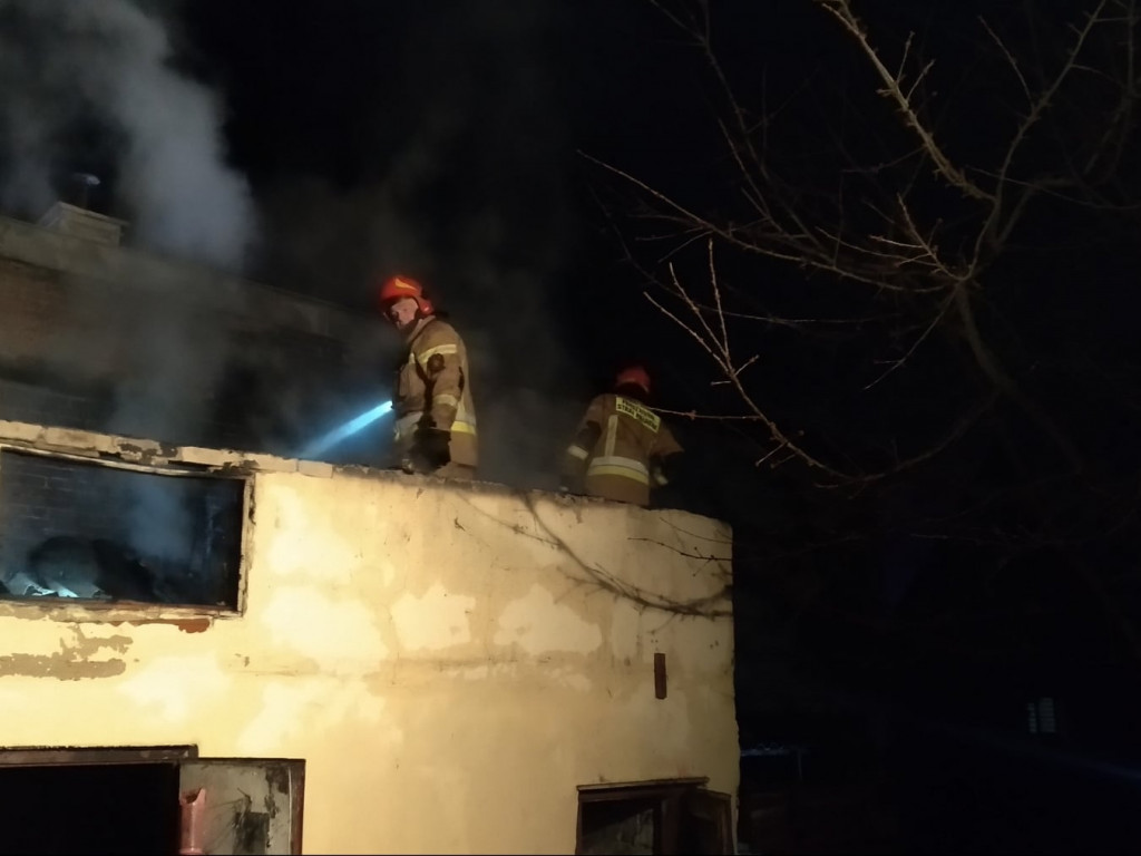 Potężny pożar w Klimontowie, na miejscu 11 zastępów straży pożarnej