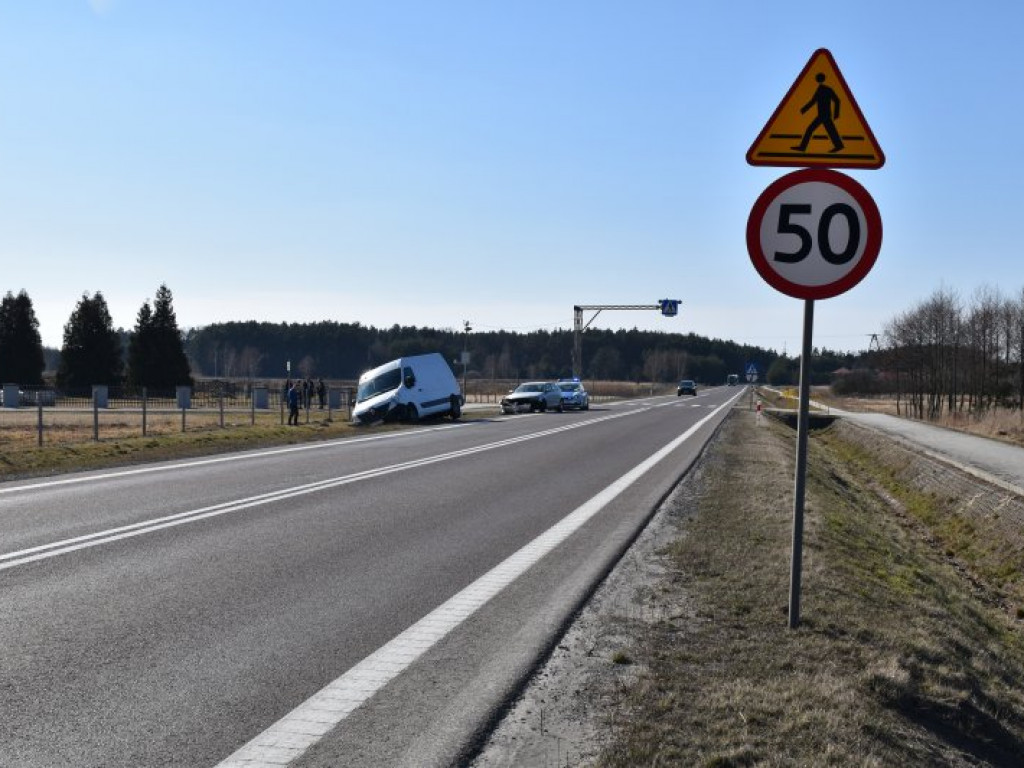 Zderzenie osobówki i busa na krajowej 