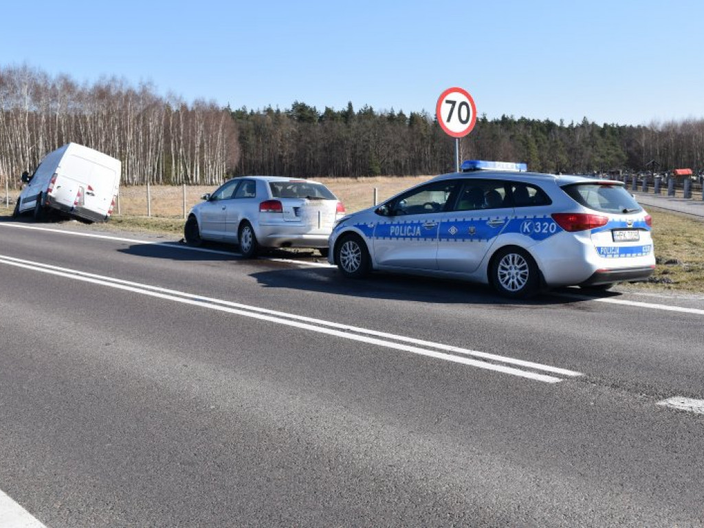 Zderzenie osobówki i busa na krajowej 