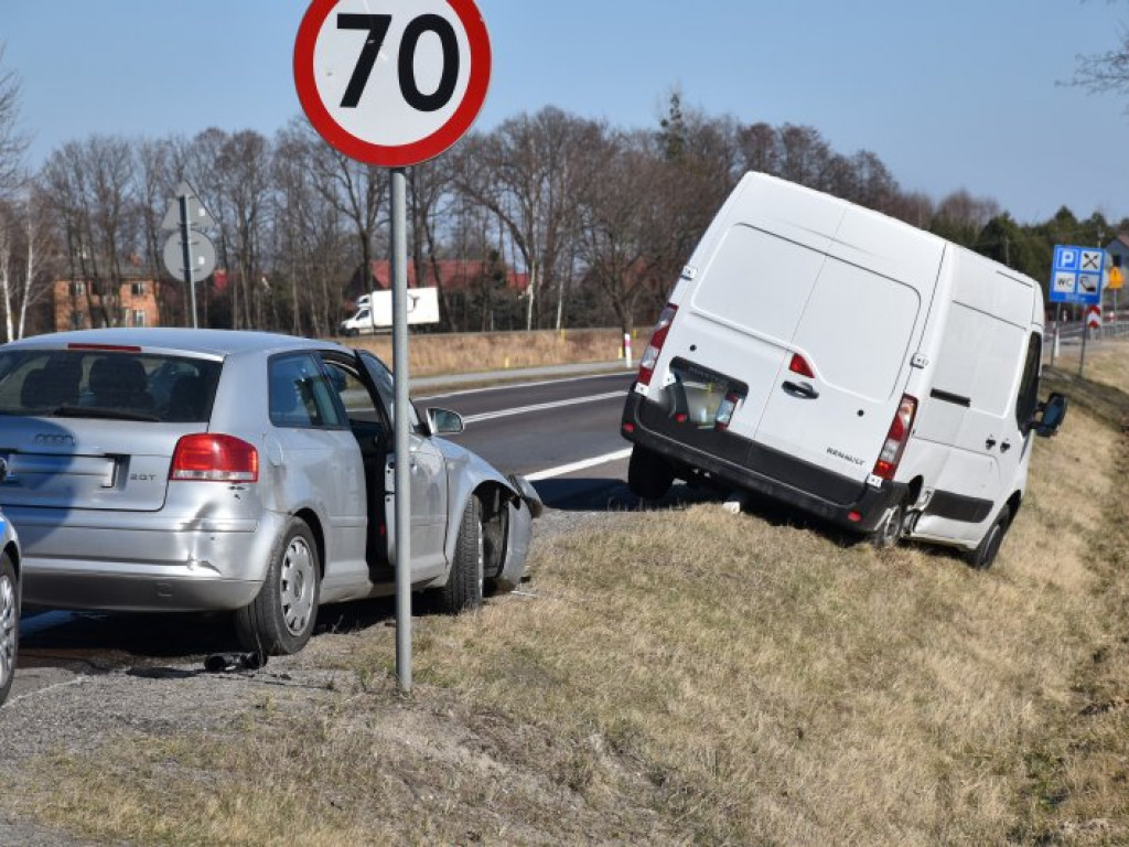 Zderzenie osobówki i busa na krajowej 