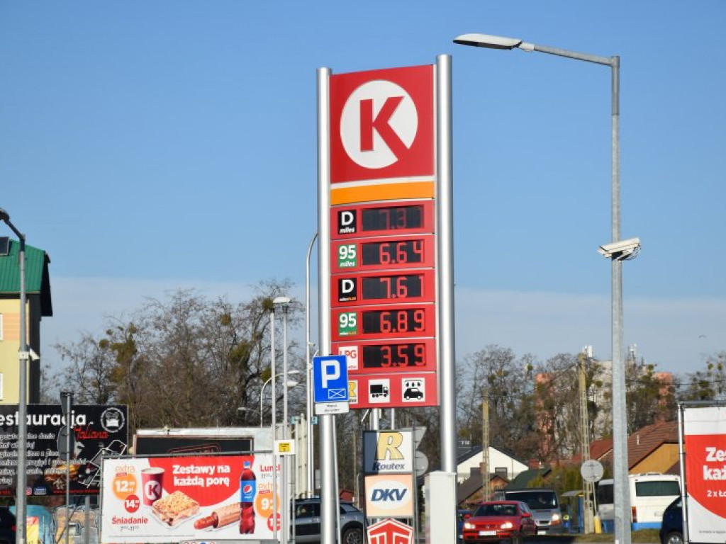 Ceny na stacjach poszły w dół. Ile zapłacimy dziś za paliwo w Tarnobrzegu? [zdjęcia]