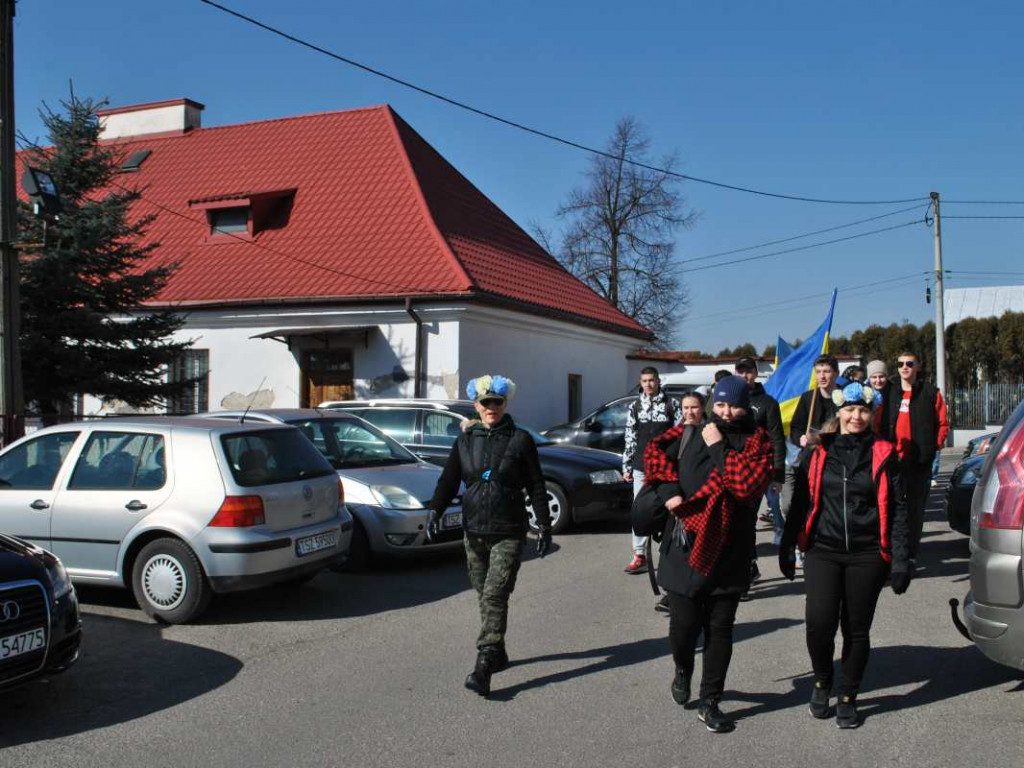 Staszowianie wyruszyli do Sulisławic modlić się o pokój. W pielgrzymce bierze udział liczna grupa ukraińskiej młodzieży [zdjęcia]
