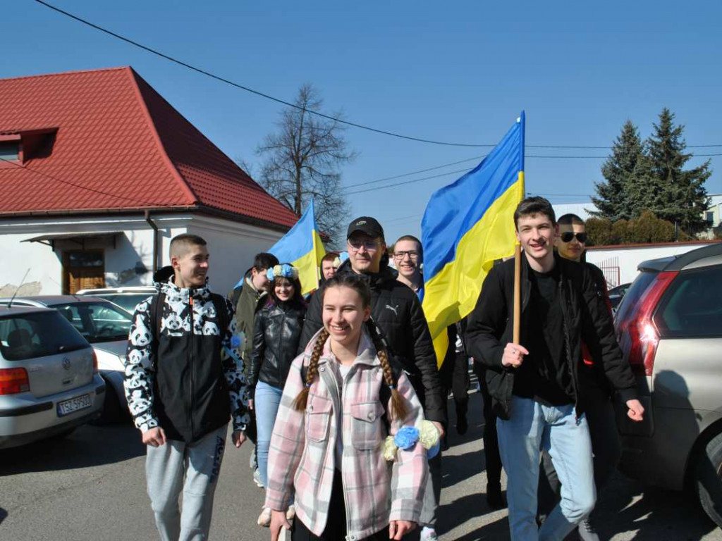 Staszowianie wyruszyli do Sulisławic modlić się o pokój. W pielgrzymce bierze udział liczna grupa ukraińskiej młodzieży [zdjęcia]