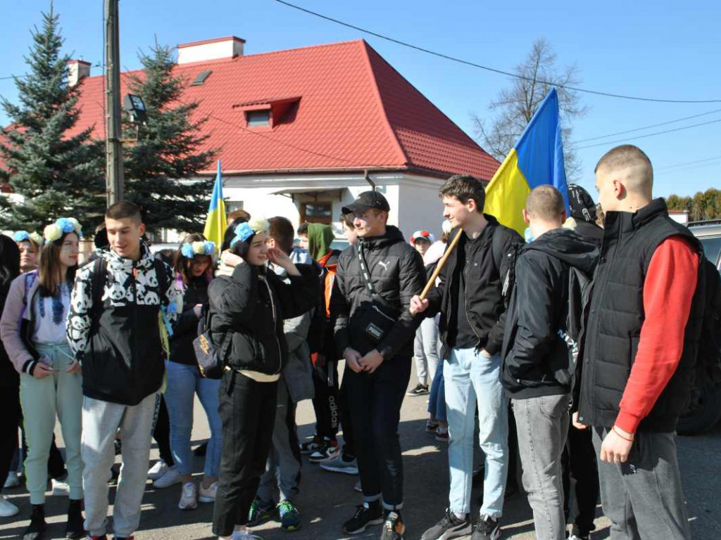 Staszowianie wyruszyli do Sulisławic modlić się o pokój. W pielgrzymce bierze udział liczna grupa ukraińskiej młodzieży [zdjęcia]