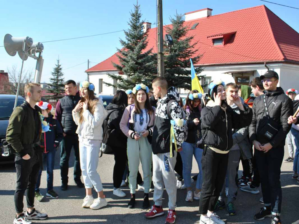 Staszowianie wyruszyli do Sulisławic modlić się o pokój. W pielgrzymce bierze udział liczna grupa ukraińskiej młodzieży [zdjęcia]