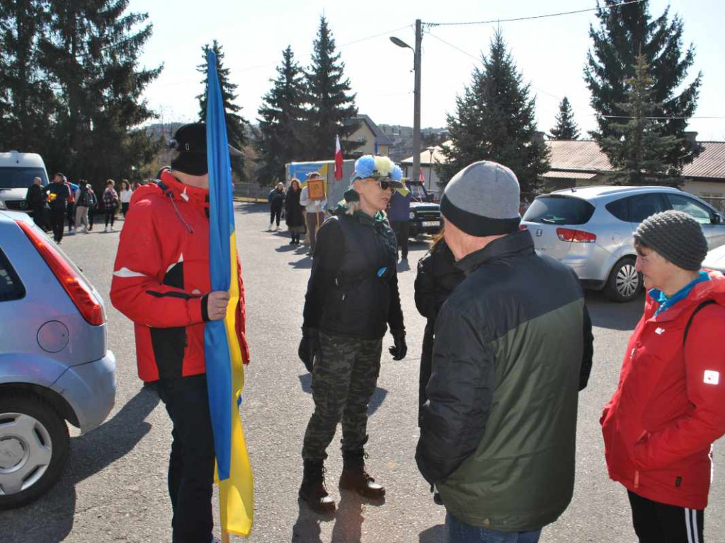 Staszowianie wyruszyli do Sulisławic modlić się o pokój. W pielgrzymce bierze udział liczna grupa ukraińskiej młodzieży [zdjęcia]