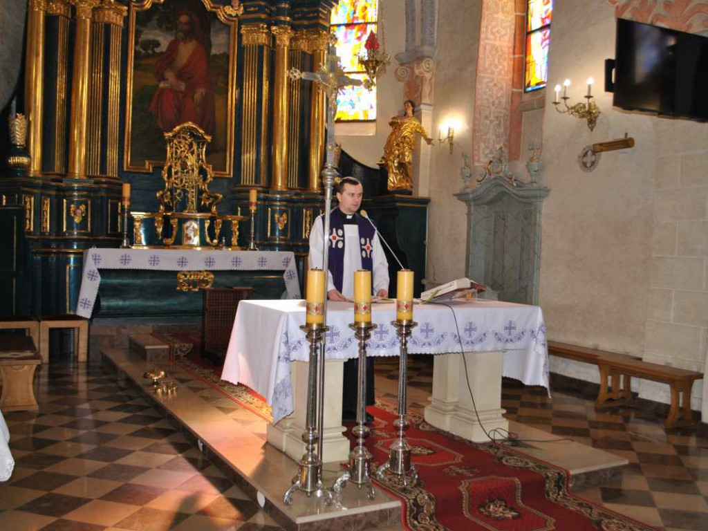 Staszowianie wyruszyli do Sulisławic modlić się o pokój. W pielgrzymce bierze udział liczna grupa ukraińskiej młodzieży [zdjęcia]