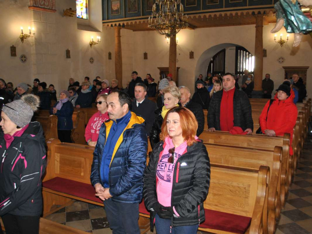 Staszowianie wyruszyli do Sulisławic modlić się o pokój. W pielgrzymce bierze udział liczna grupa ukraińskiej młodzieży [zdjęcia]
