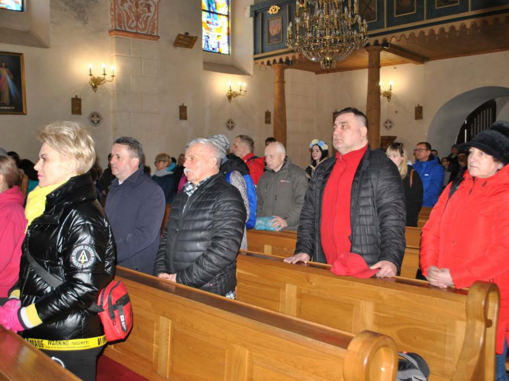 Staszowianie wyruszyli do Sulisławic modlić się o pokój. W pielgrzymce bierze udział liczna grupa ukraińskiej młodzieży [zdjęcia]