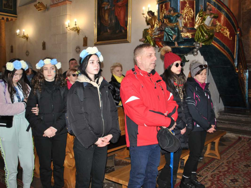 Staszowianie wyruszyli do Sulisławic modlić się o pokój. W pielgrzymce bierze udział liczna grupa ukraińskiej młodzieży [zdjęcia]