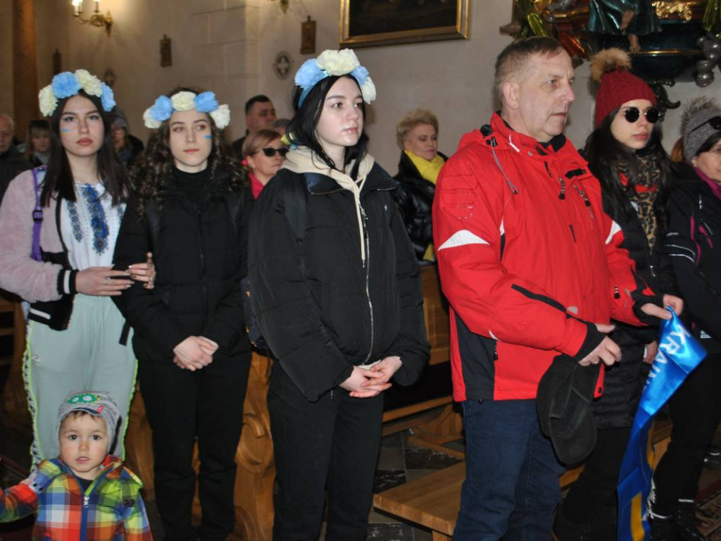 Staszowianie wyruszyli do Sulisławic modlić się o pokój. W pielgrzymce bierze udział liczna grupa ukraińskiej młodzieży [zdjęcia]