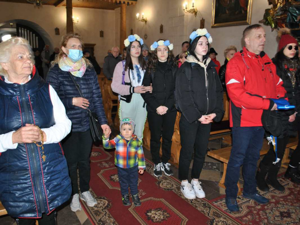 Staszowianie wyruszyli do Sulisławic modlić się o pokój. W pielgrzymce bierze udział liczna grupa ukraińskiej młodzieży [zdjęcia]