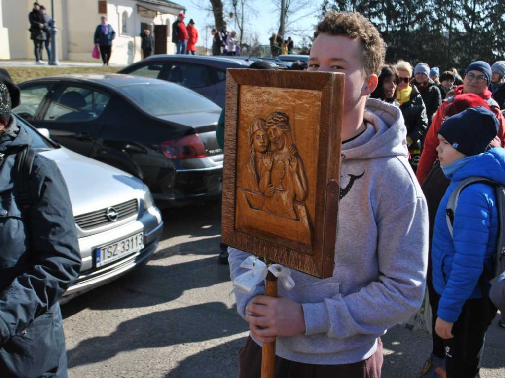 Staszowianie wyruszyli do Sulisławic modlić się o pokój. W pielgrzymce bierze udział liczna grupa ukraińskiej młodzieży [zdjęcia]