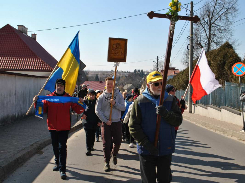 Staszowianie wyruszyli do Sulisławic modlić się o pokój. W pielgrzymce bierze udział liczna grupa ukraińskiej młodzieży [zdjęcia]
