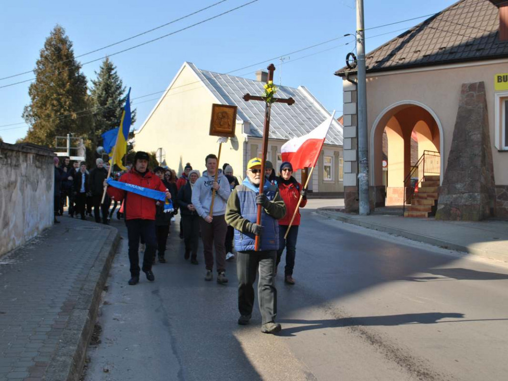 Staszowianie wyruszyli do Sulisławic modlić się o pokój. W pielgrzymce bierze udział liczna grupa ukraińskiej młodzieży [zdjęcia]