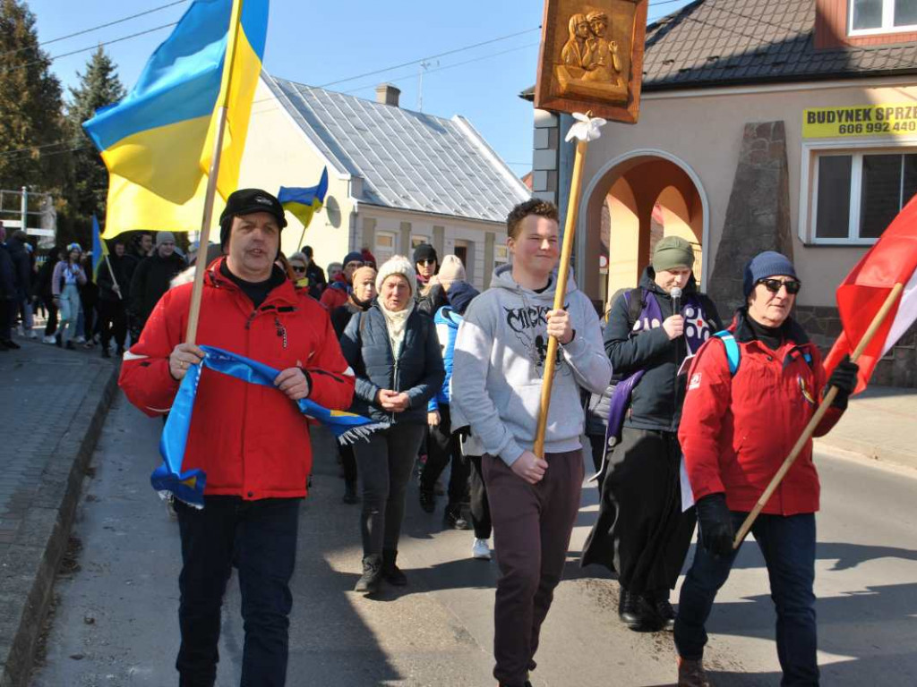 Staszowianie wyruszyli do Sulisławic modlić się o pokój. W pielgrzymce bierze udział liczna grupa ukraińskiej młodzieży [zdjęcia]