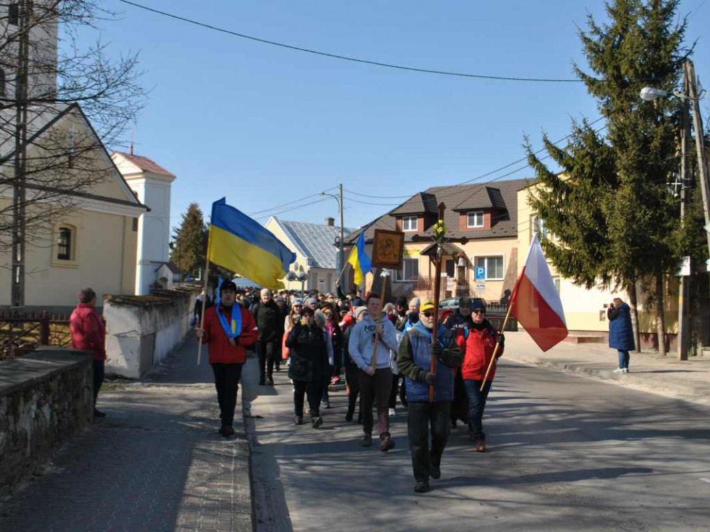 Staszowianie wyruszyli do Sulisławic modlić się o pokój. W pielgrzymce bierze udział liczna grupa ukraińskiej młodzieży [zdjęcia]