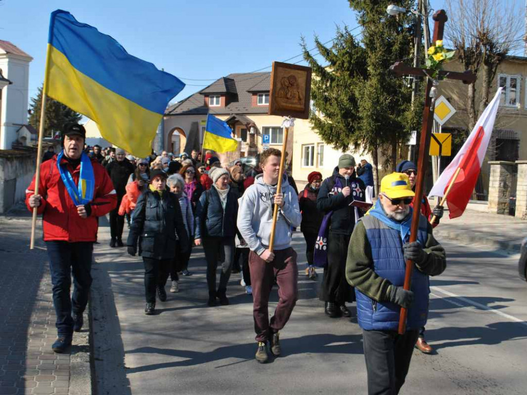 Staszowianie wyruszyli do Sulisławic modlić się o pokój. W pielgrzymce bierze udział liczna grupa ukraińskiej młodzieży [zdjęcia]