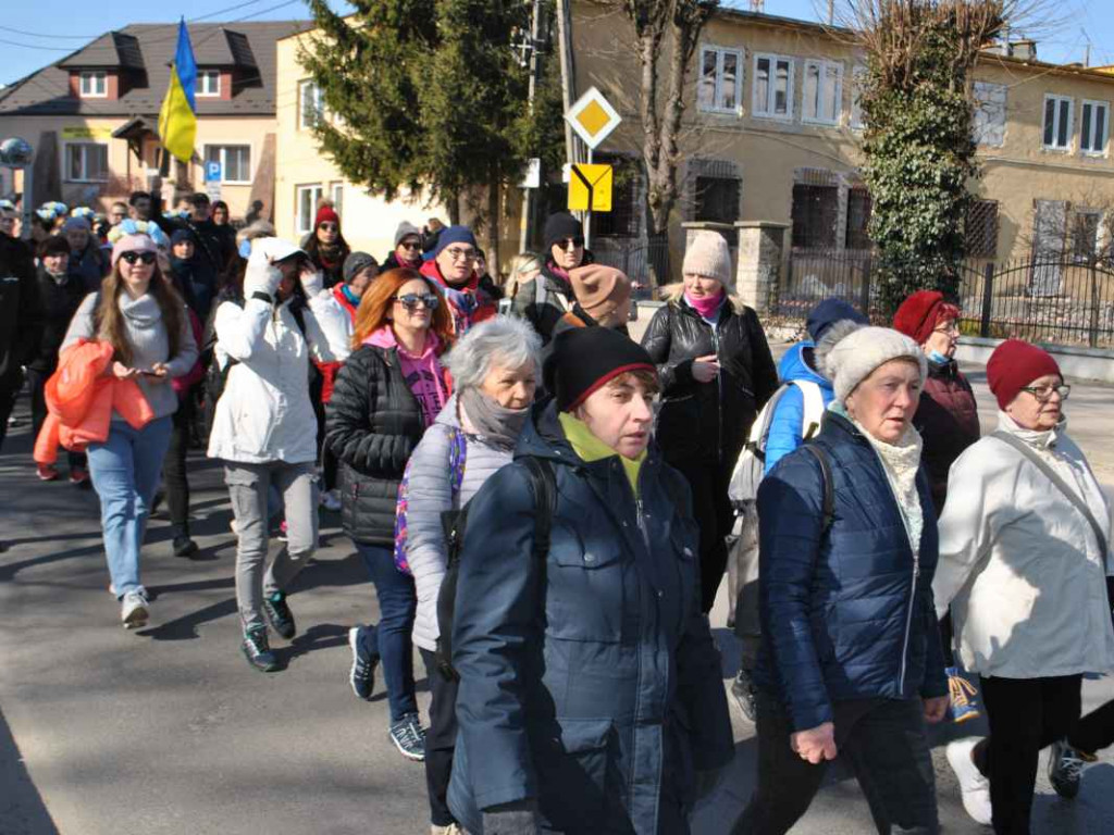 Staszowianie wyruszyli do Sulisławic modlić się o pokój. W pielgrzymce bierze udział liczna grupa ukraińskiej młodzieży [zdjęcia]
