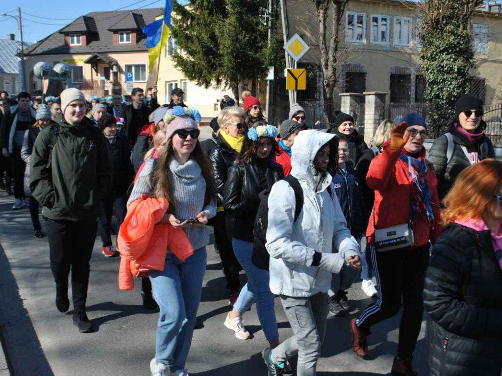 Staszowianie wyruszyli do Sulisławic modlić się o pokój. W pielgrzymce bierze udział liczna grupa ukraińskiej młodzieży [zdjęcia]