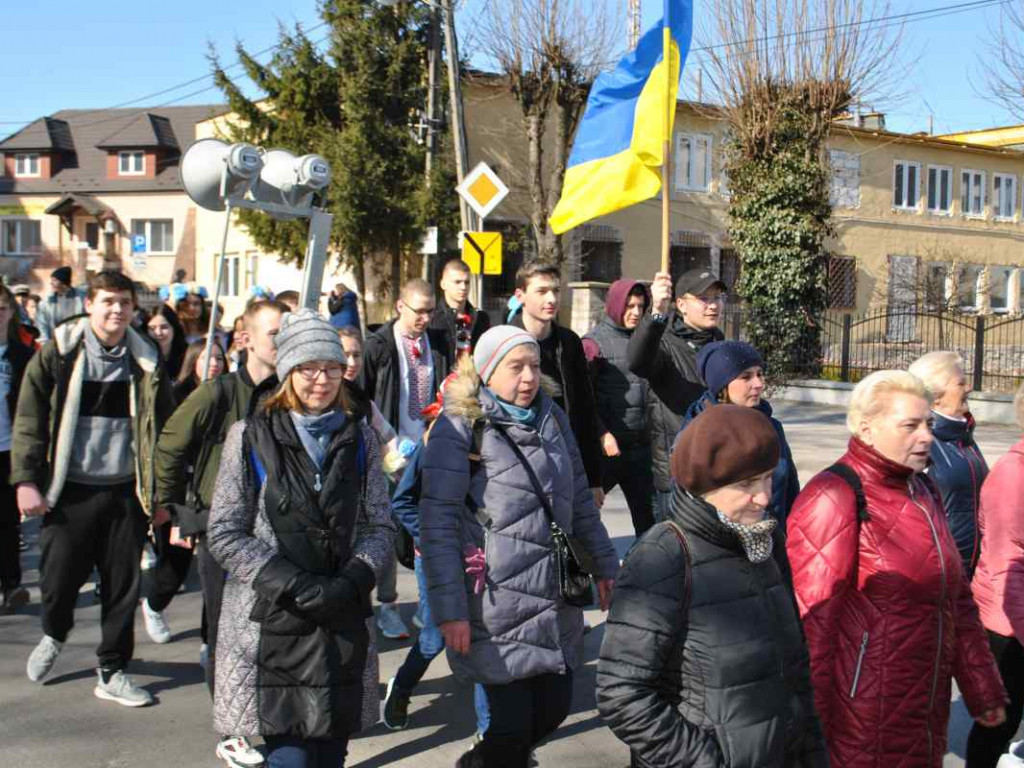 Staszowianie wyruszyli do Sulisławic modlić się o pokój. W pielgrzymce bierze udział liczna grupa ukraińskiej młodzieży [zdjęcia]