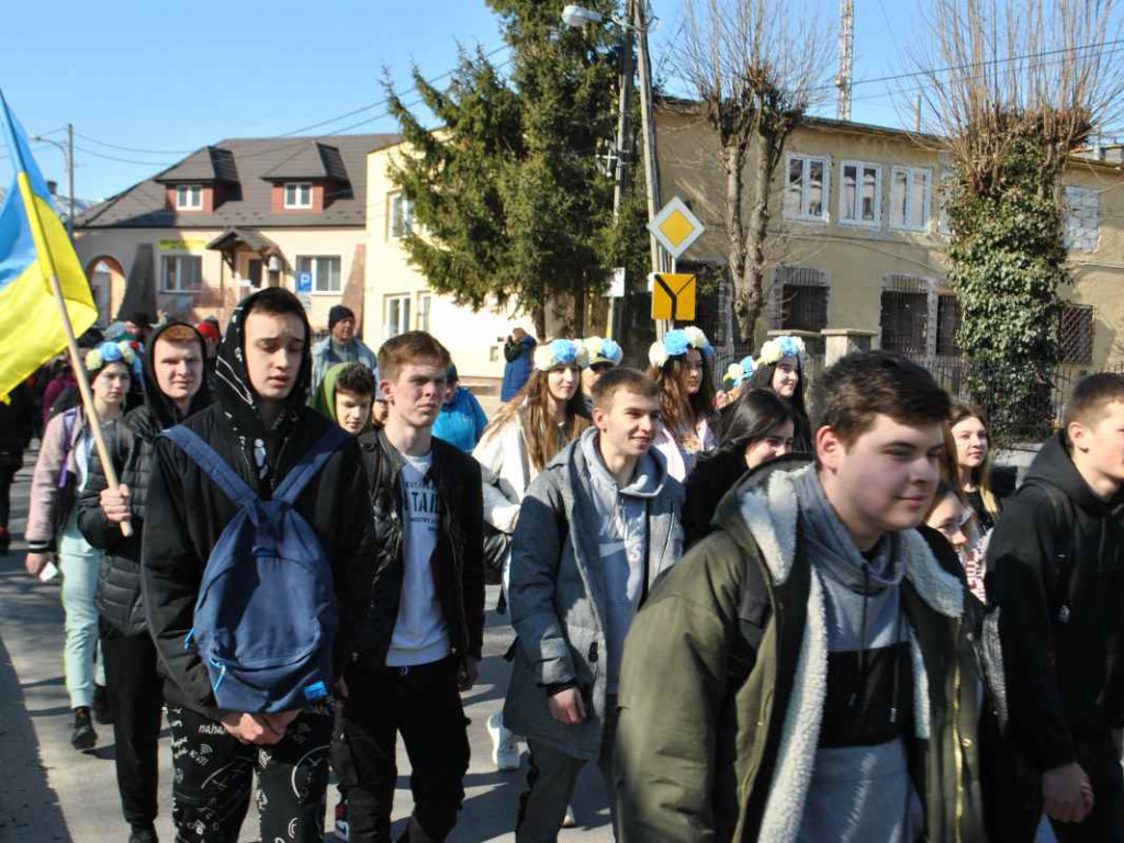 Staszowianie wyruszyli do Sulisławic modlić się o pokój. W pielgrzymce bierze udział liczna grupa ukraińskiej młodzieży [zdjęcia]