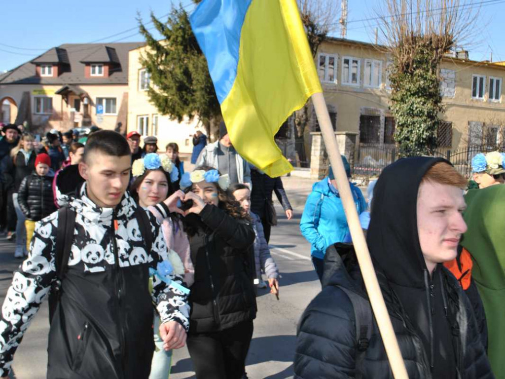 Staszowianie wyruszyli do Sulisławic modlić się o pokój. W pielgrzymce bierze udział liczna grupa ukraińskiej młodzieży [zdjęcia]