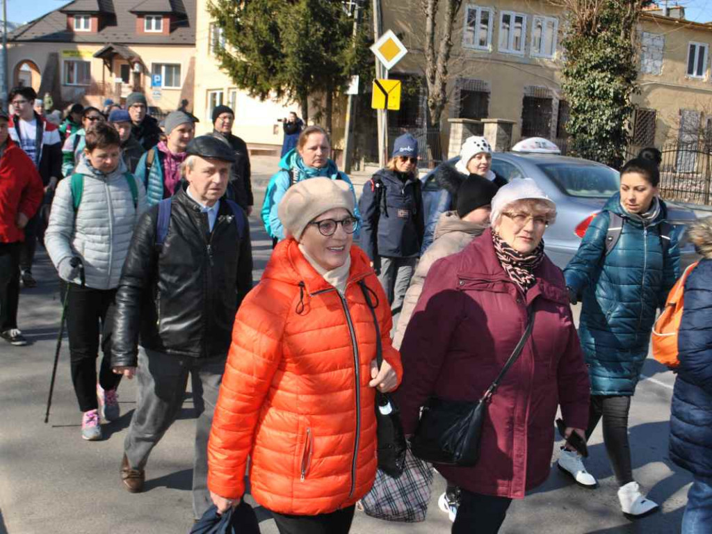Staszowianie wyruszyli do Sulisławic modlić się o pokój. W pielgrzymce bierze udział liczna grupa ukraińskiej młodzieży [zdjęcia]