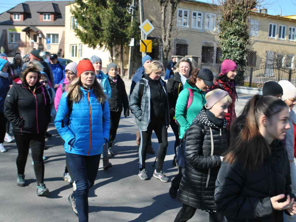 Staszowianie wyruszyli do Sulisławic modlić się o pokój. W pielgrzymce bierze udział liczna grupa ukraińskiej młodzieży [zdjęcia]