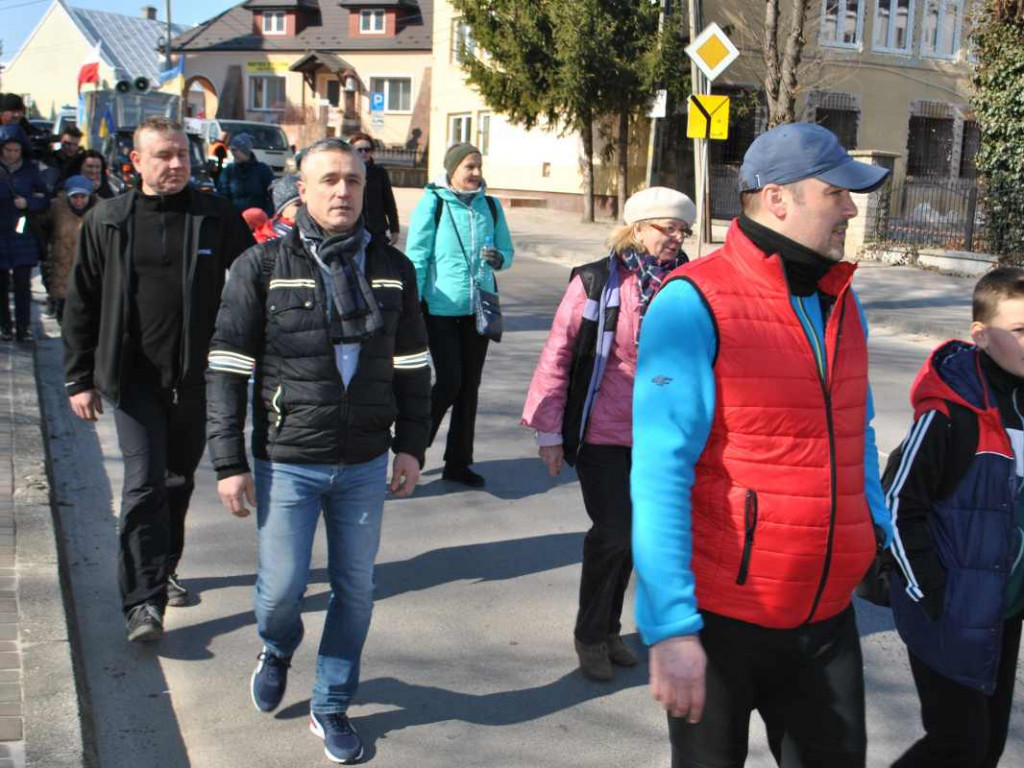 Staszowianie wyruszyli do Sulisławic modlić się o pokój. W pielgrzymce bierze udział liczna grupa ukraińskiej młodzieży [zdjęcia]