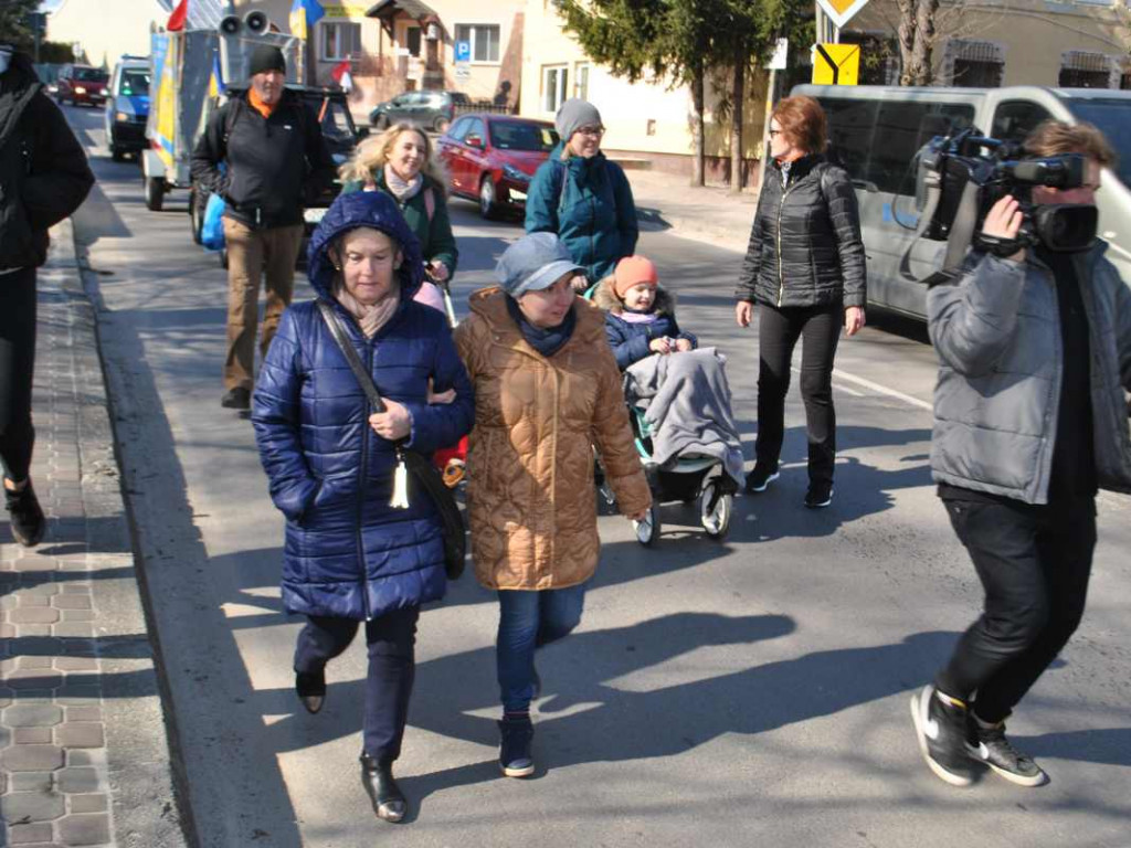 Staszowianie wyruszyli do Sulisławic modlić się o pokój. W pielgrzymce bierze udział liczna grupa ukraińskiej młodzieży [zdjęcia]