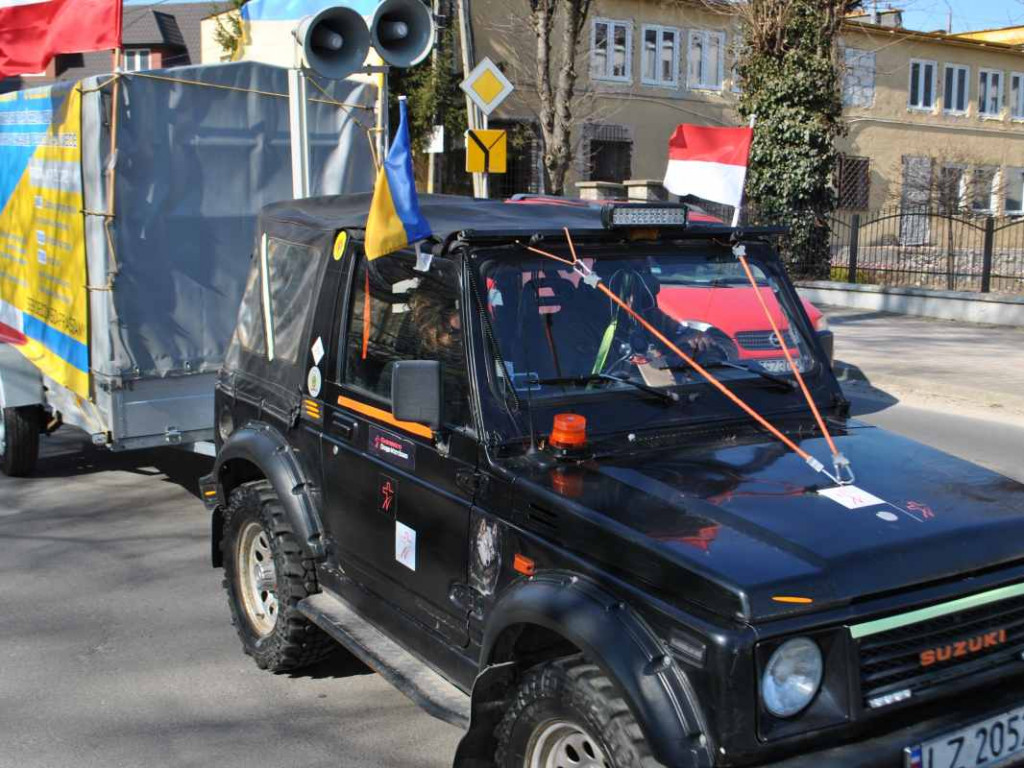 Staszowianie wyruszyli do Sulisławic modlić się o pokój. W pielgrzymce bierze udział liczna grupa ukraińskiej młodzieży [zdjęcia]