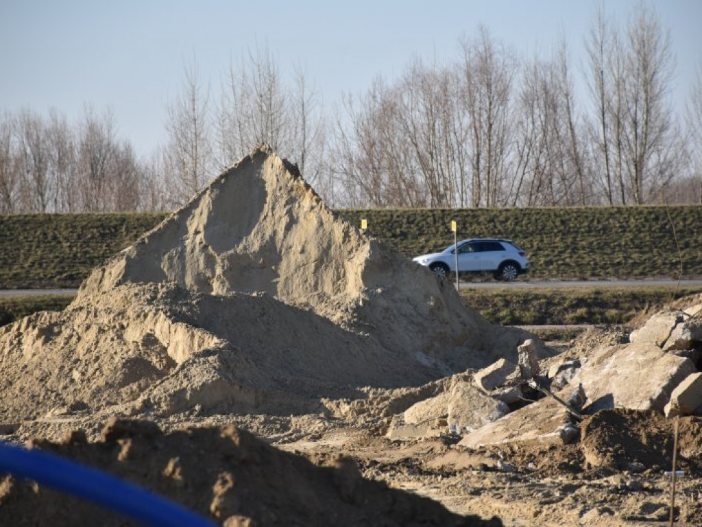Trwa budowa parkingów nad Jeziorem Tarnobrzeskim [zdjęcia]