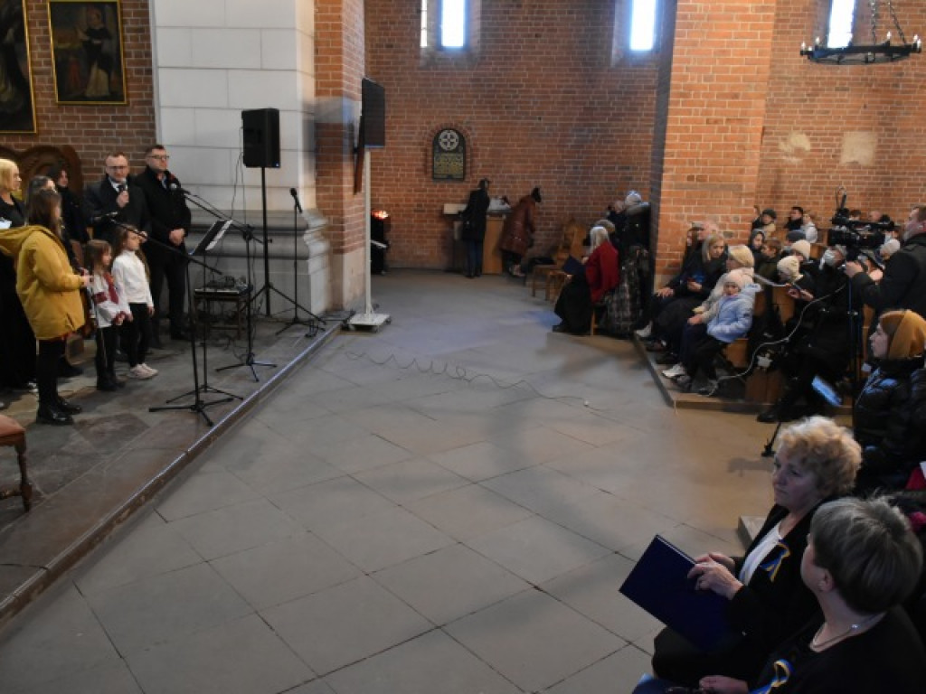 Sandomierz. Ukraińscy i polscy uczniowie zaśpiewali dla uchodźców [zdjęcia]