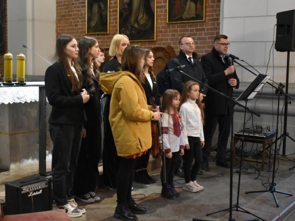 Sandomierz. Ukraińscy i polscy uczniowie zaśpiewali dla uchodźców [zdjęcia]