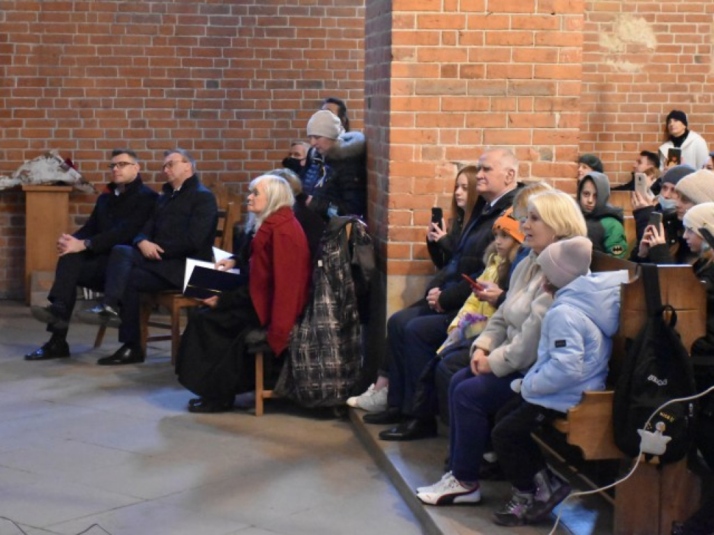 Sandomierz. Ukraińscy i polscy uczniowie zaśpiewali dla uchodźców [zdjęcia]