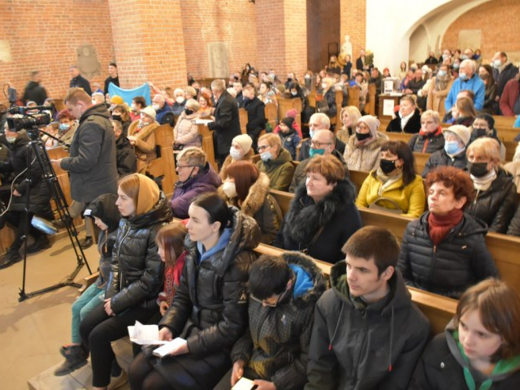 Sandomierz. Ukraińscy i polscy uczniowie zaśpiewali dla uchodźców [zdjęcia]