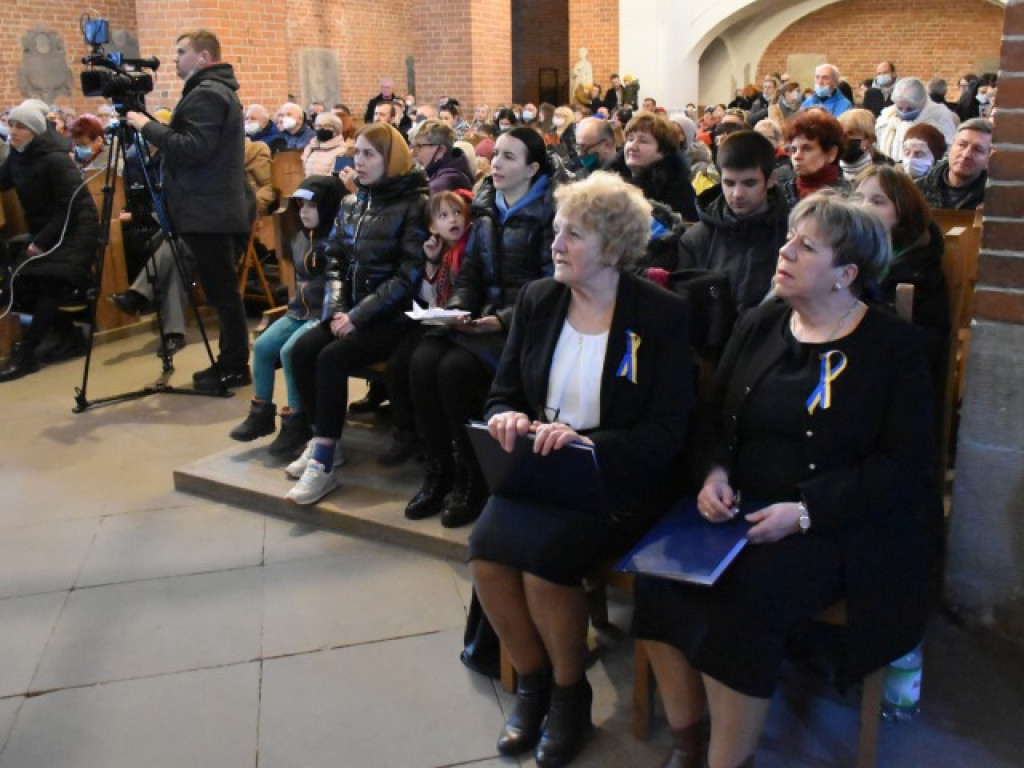 Sandomierz. Ukraińscy i polscy uczniowie zaśpiewali dla uchodźców [zdjęcia]