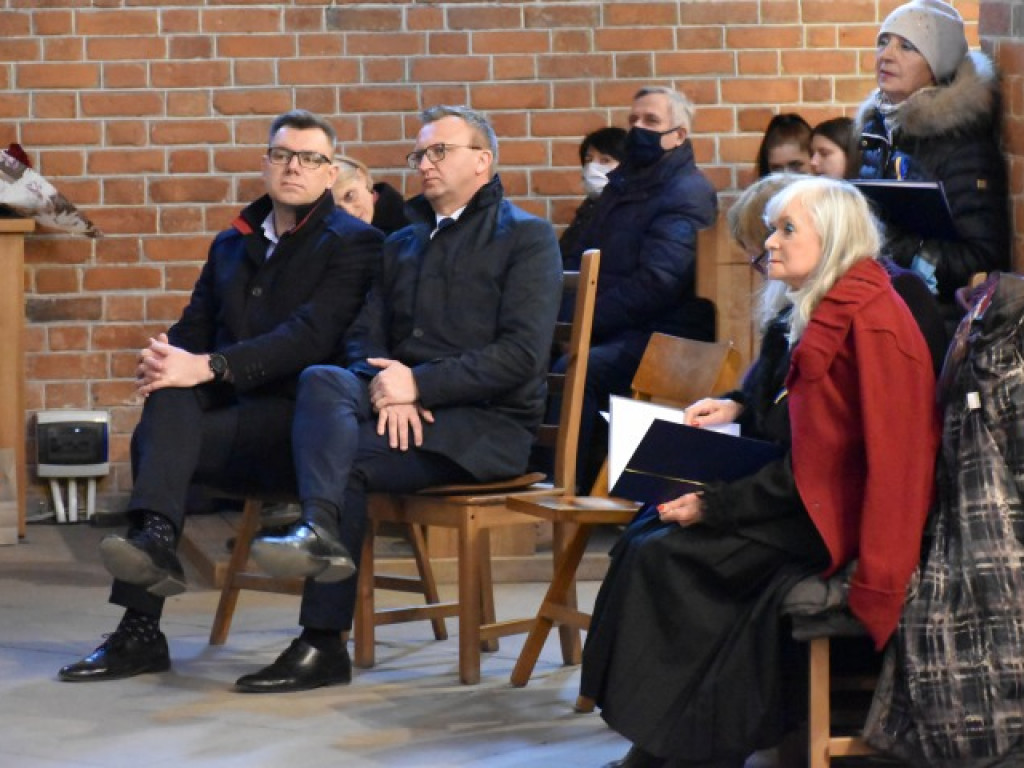 Sandomierz. Ukraińscy i polscy uczniowie zaśpiewali dla uchodźców [zdjęcia]