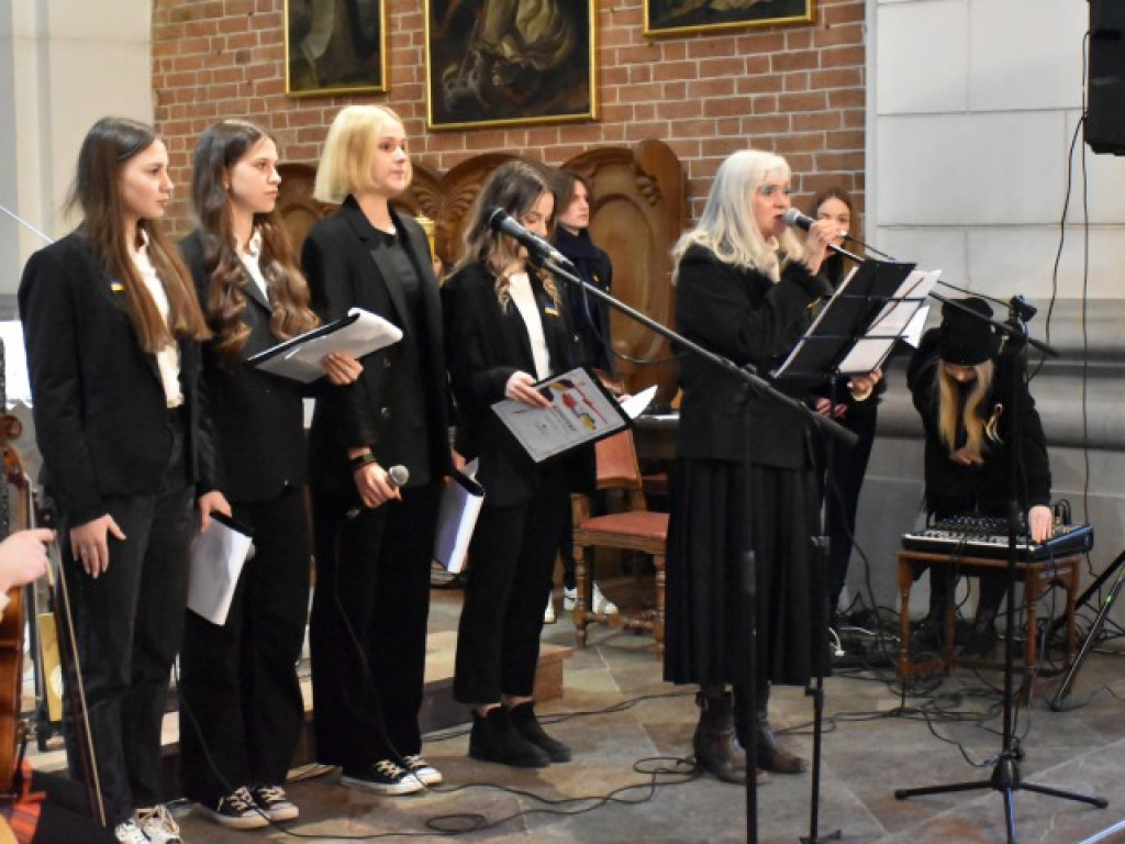 Sandomierz. Ukraińscy i polscy uczniowie zaśpiewali dla uchodźców [zdjęcia]