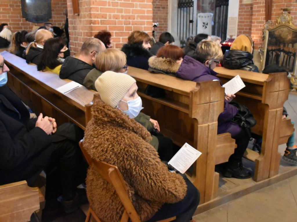 Sandomierz. Ukraińscy i polscy uczniowie zaśpiewali dla uchodźców [zdjęcia]