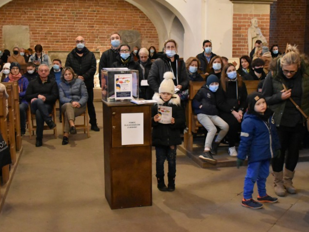 Sandomierz. Ukraińscy i polscy uczniowie zaśpiewali dla uchodźców [zdjęcia]