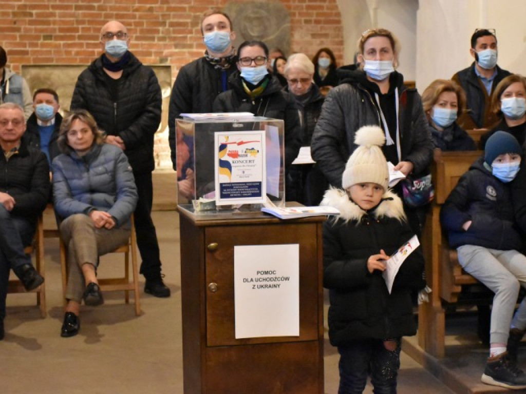 Sandomierz. Ukraińscy i polscy uczniowie zaśpiewali dla uchodźców [zdjęcia]