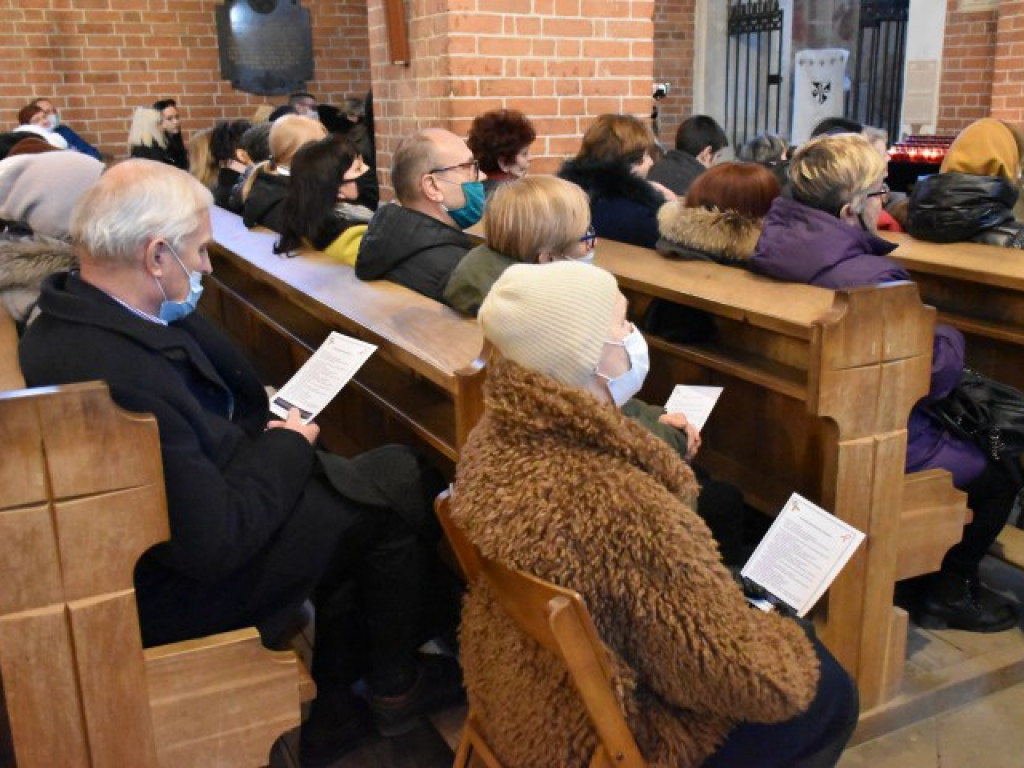 Sandomierz. Ukraińscy i polscy uczniowie zaśpiewali dla uchodźców [zdjęcia]