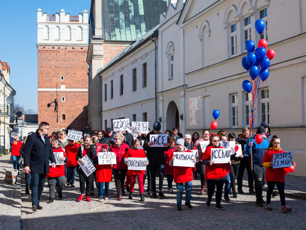 Przemarsz na Rynek i wspólny taniec. Obchody Światowego Dnia Osób z Zespołem Downa w Sandomierzu [zdjęcia]