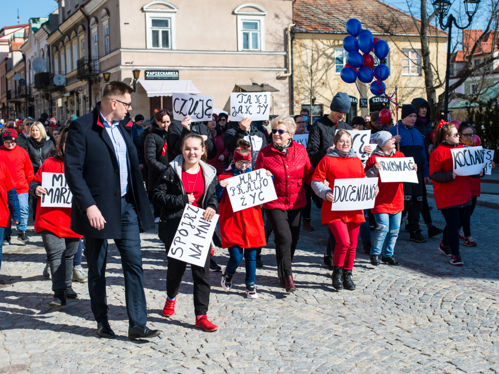 Przemarsz na Rynek i wspólny taniec. Obchody Światowego Dnia Osób z Zespołem Downa w Sandomierzu [zdjęcia]