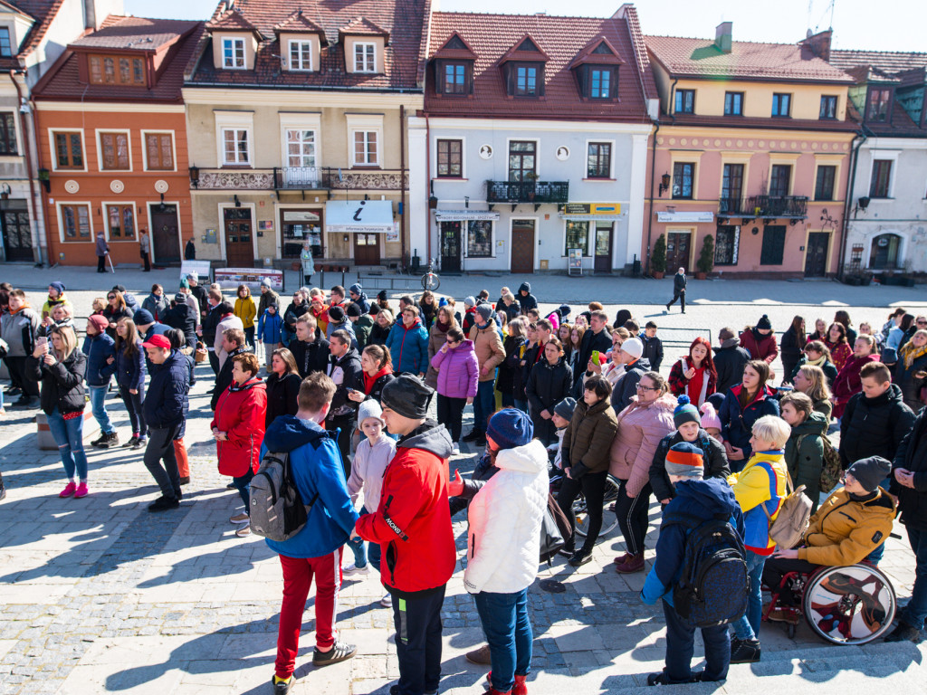 Przemarsz na Rynek i wspólny taniec. Obchody Światowego Dnia Osób z Zespołem Downa w Sandomierzu [zdjęcia]