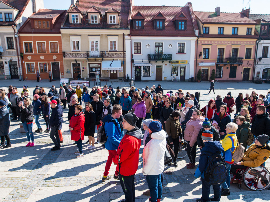 Przemarsz na Rynek i wspólny taniec. Obchody Światowego Dnia Osób z Zespołem Downa w Sandomierzu [zdjęcia]